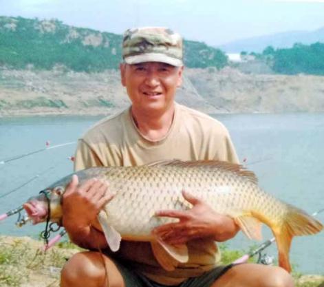 枯木逢春，刀韵流芳——记根艺匠人张秀峰与他的木语世界